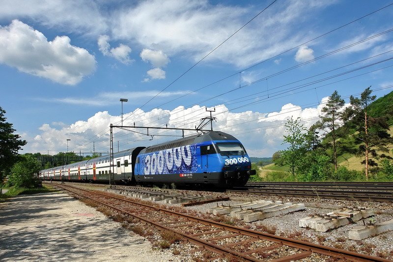 Re 460 106-8. Ich habe ja die  300 000  schon ein paar mal aufgenommen, aber so eine tolle Wolkenbildung hatte ich noch nie. Beim Bhf. Effingen (Aargau) am 3.5.2007 fotografiert.