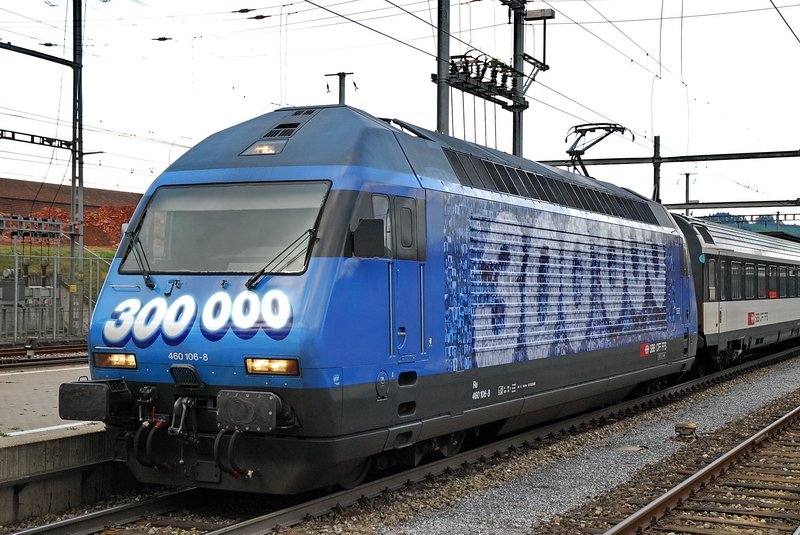 Re 460 106-8. Leider hlt der InterRegio in Frick (Aargau) nur 2 Minuten, zu kurz, um die Portraitbilder auf beiden Seiten der Lok zu zhlen. Aber 300 000 sind es bestimmt nicht, denke ich. 19.12.2006