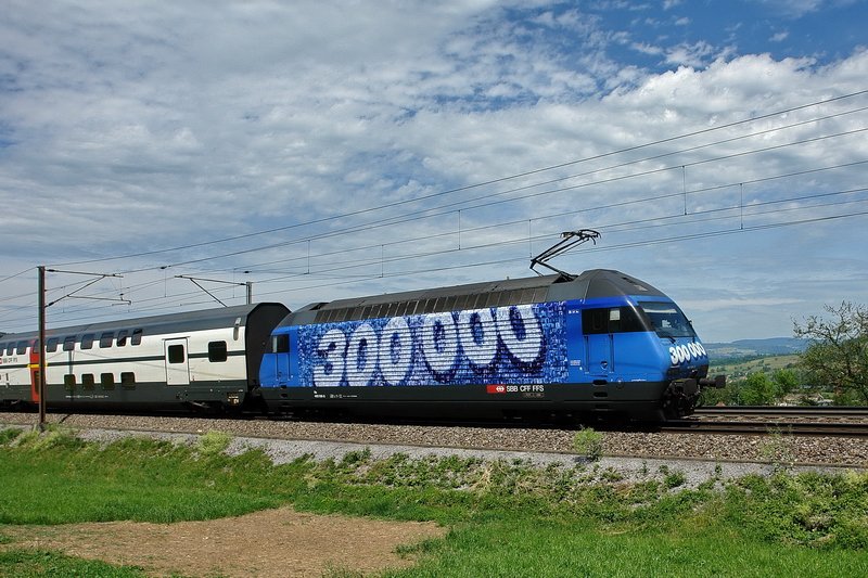 Re 460 106-8. Sonne, blauer Himmel mit Wolken und die  300 000 . Da heisst es nur noch im richtigen Moment auf den Auslser zu drcken. Fricktal im Aargau am 13.5.2007.