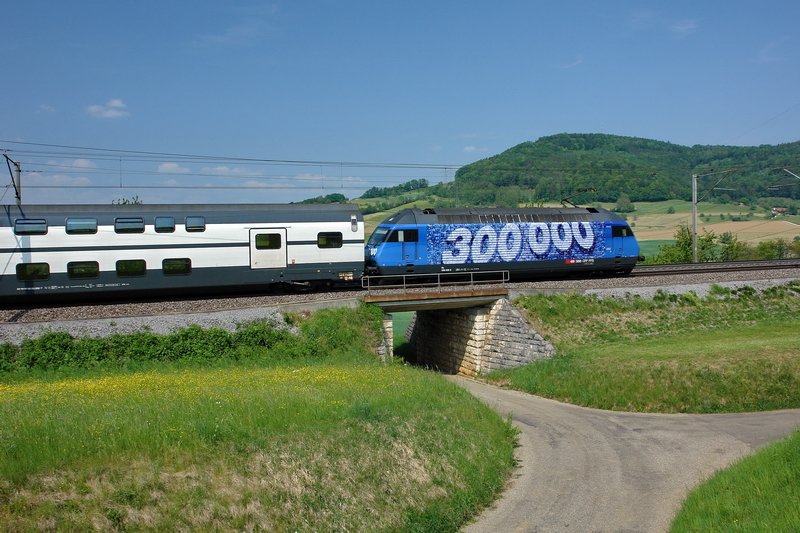 Re 460 106-8. Zur Zeit mein Favorit bei den SBB Werbeloks. Hier schiebt sie den InterRegio nach Basel. Im Fricktal (Kanton Aargau) am 30.4.2007.