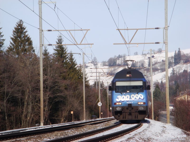 Re 460 106 mit IC 2000 am 15.01.2008 zwischen Mlenen und Reichenbach.