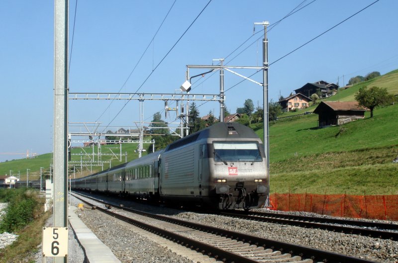 Re 460 107 mit IC nach Brig bei Heustrich-Emdthal am 16.09.2007.