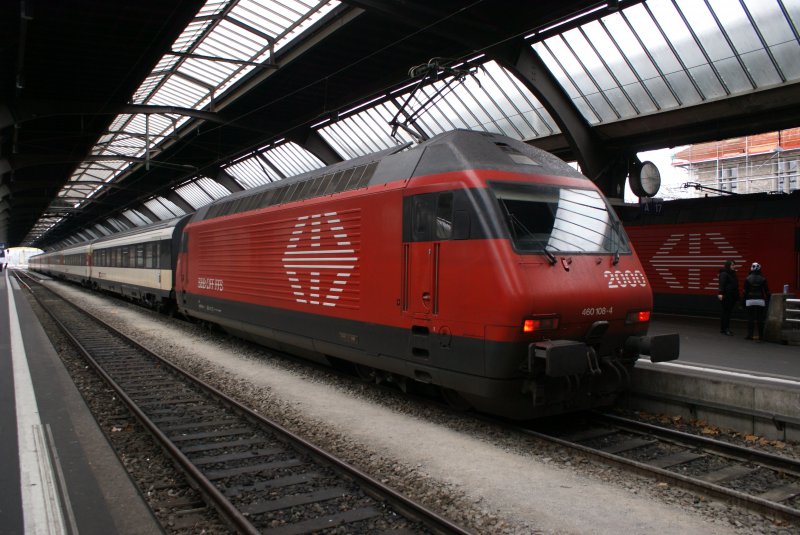Re 460 108-4 steht am 18.1.09 abfahrtsbereit in Zrich Hauptbahnhof.