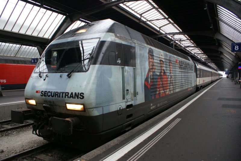 Re 460 114-2 ist am 18.1.09 gerade in Zrich Hauptbahnhof eingefahren.