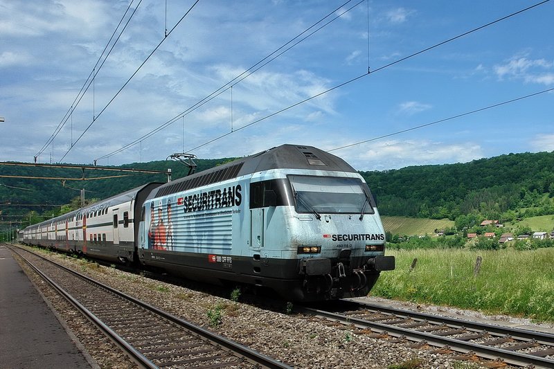 Re 460 114-2. Das Warten auf die blaue  Securitrans  Werbelok hat sich gelohnt und die Sonne schien auch noch zu diesem Zeitpunkt. Beim Bhf. Hornussen am 13.5.2007.