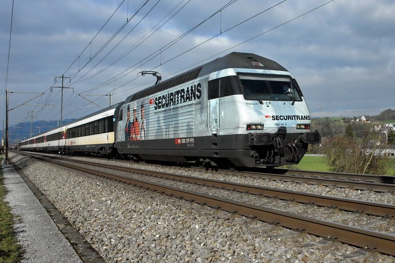 Re 460 114-2. Die hellblaue Werbelok knnte eine Wsche vertragen. Deshalb wohl auch das Wort LAVAGE vorn neben der Tr,denn das bedeutet Wsche. Ob sich den Hinweis die SBB zu Herzen nimmt? Foto vom 29.1.2007 bei Frick (Kanton Aargau). 