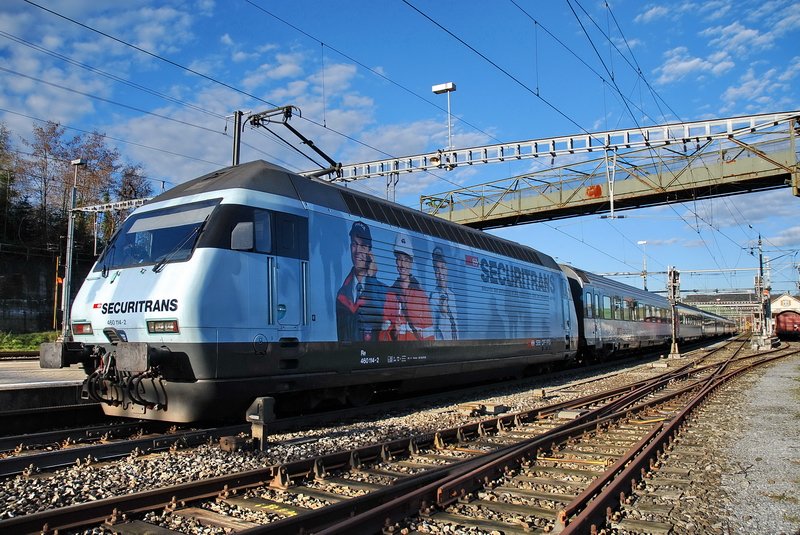 Re 460 114-2. Hurra, die  SECURITRANS  Werbelok kam aus Basel wieder und steht nun im Bahnhof Frick (Kanton Aargau). Nach ca. 2 Minuten Aufenthalt geht es weiter nach Zrich. Die Werbebemalung scheint ganz neu zu sein, da die Lok nur so blitzt vor Sauberkeit. 5.12.2006