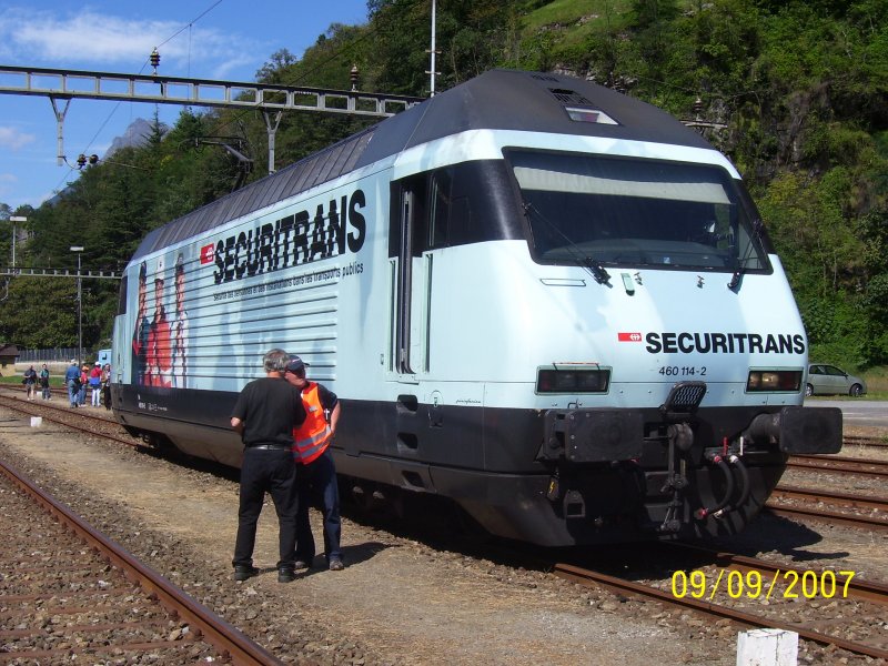 Re 460 114-2 mit Vollwerbung fr die Sicherheitsfirma Securitrans anlsslich des Jubilums  125 Jahre Gotthardbahn  im Bahnhof Biasca