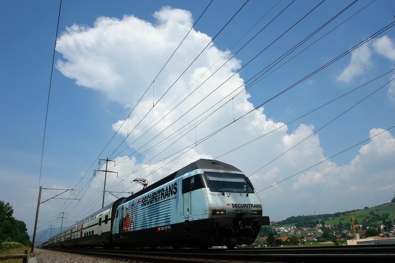 Re 460 114-2  Securitrans . Die mchtige Wolke erlaubte mir noch ein Bild vom InterRegio nach Zrich. Vielleicht sollte ich demnchst eine Decke mitnehmen, wenn ich auf der Erde liege und solche Fotos mache. Frick (Aargau) am 4.6.2007.