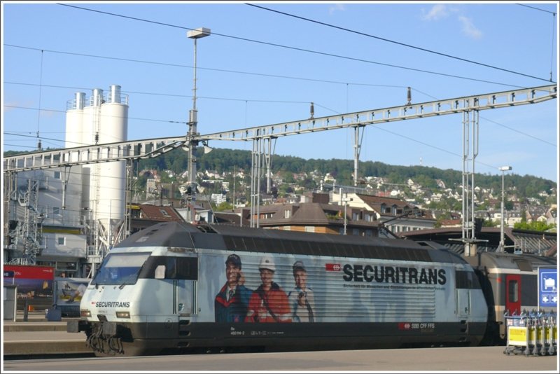 Re 460 114-2  Securitrans  steht abfahrbereit ausserhalb der Halle in Zrich HB. (16.05.2009)