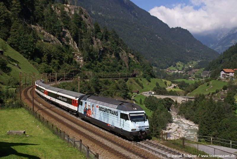 Re 460 114 am 7.9.07 zwischen Intschi und Gurtnellen 