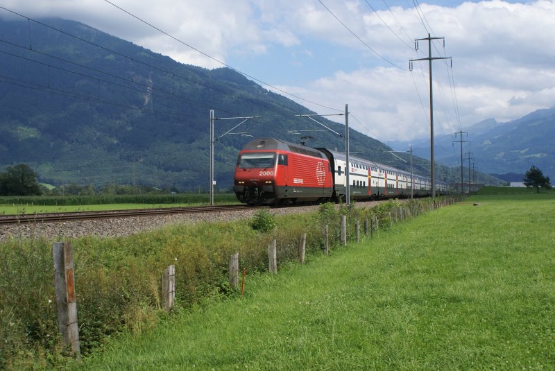Re 460 115-9 fhrt am 28.7.09 mit dem IC 580 von Bilten Richtung Reichenburg.

