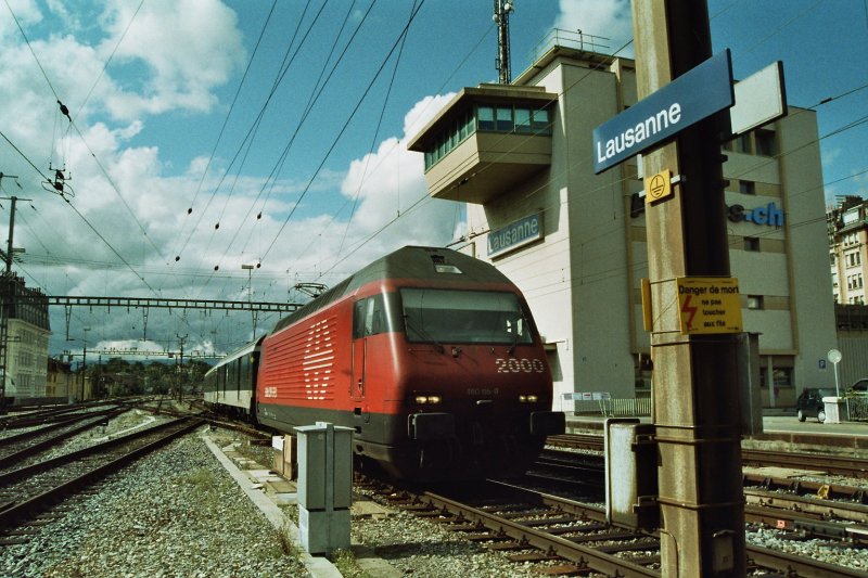 Re 460 115-9 fhrt im September 2005 mit Interregio aus Genf nach Brig in Lausanne ein.