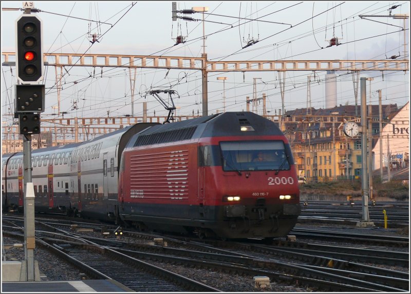 Re 460 116-7 schlngelt mit einem IC2000 in den Zrcher Hauptbahnhof. (15.01.2008)