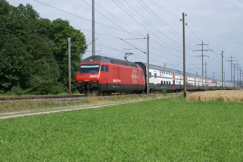 Re 460 117-5 befindet sich am 27.7.08 mit dem IC 818 bei Kiesen.