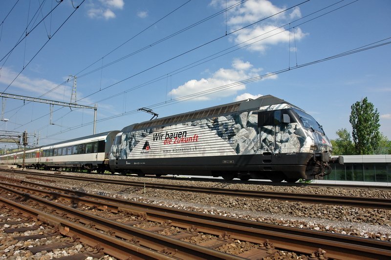 Re 460 118-3. - Wir bauen die Zukunft - steht auf der Werbelok von  AlpTransit . Gemeint ist der Bau des Gotthardtunnels, der 2016 fertig sein soll. Sehr interessant ist seine Webseite www.alptransit.ch, schaut ruhig mal rein. Bhf. Frick (Aargau) am 30.4.2007.