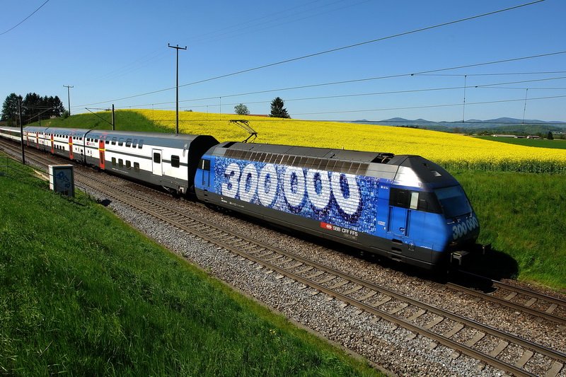 Re 460 160-8. Drei Stunden nach der Aufnahme bei Zeiningen AG, habe ich mir bei Mhlin AG einen Platz fr dieses Foto ausgesucht, mit einem Rapsfeld im Hintergrund. 5.5.2008