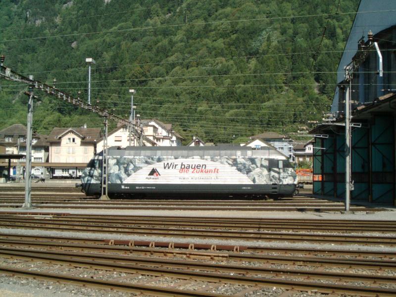 Re 460 im Depot Erstfeld  Gotthard  im August 2003.