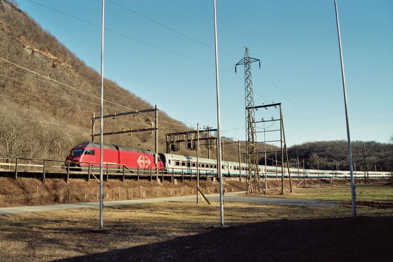 Re 460 mit  CIS CANALETTO  zwischen Mezzovico und Taverne-Torricella im Februar 2005.