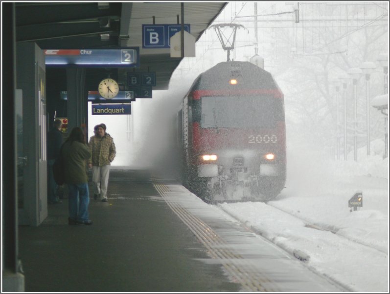 Re 460 mit EC 7 nach Chur fhrt in Landquart ein. (17.02.2009)
