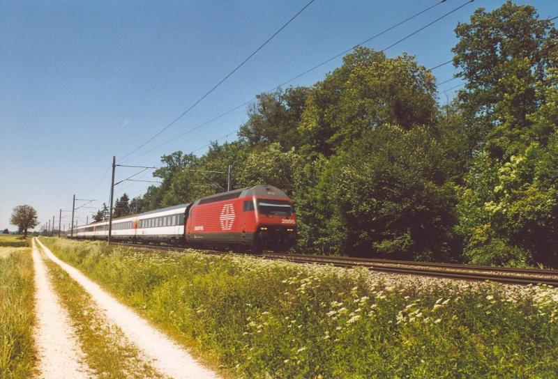 Re 460 mit EW IV-Komposition als IR Bern - Olten - Zrich am 11. Juni 2006 auf der Stammstrecke kurz nach Herzogenbuchsee.