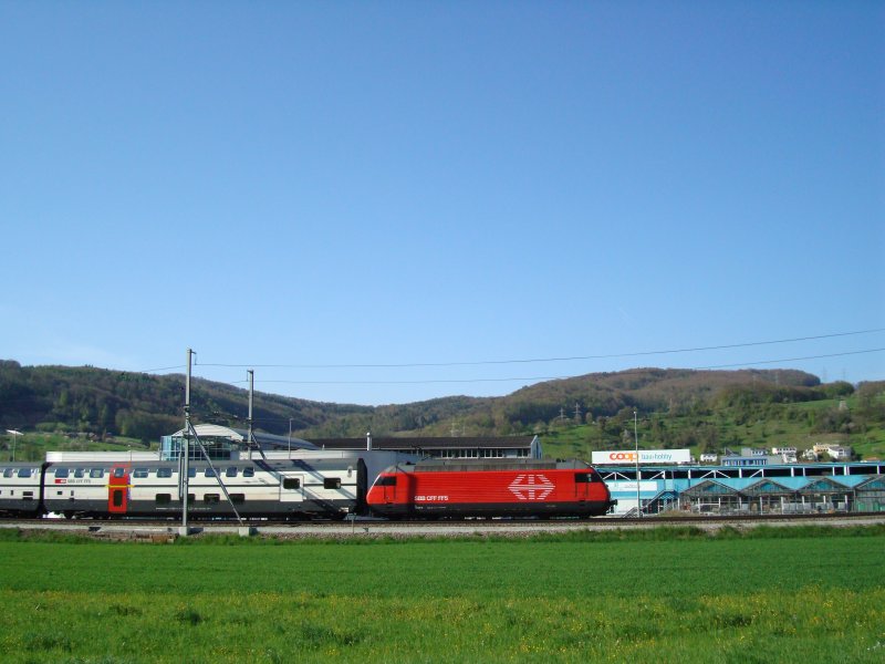 Re 460 mit IC 2000 nach Zrich HB am 26.04.2008 bei Sissach.