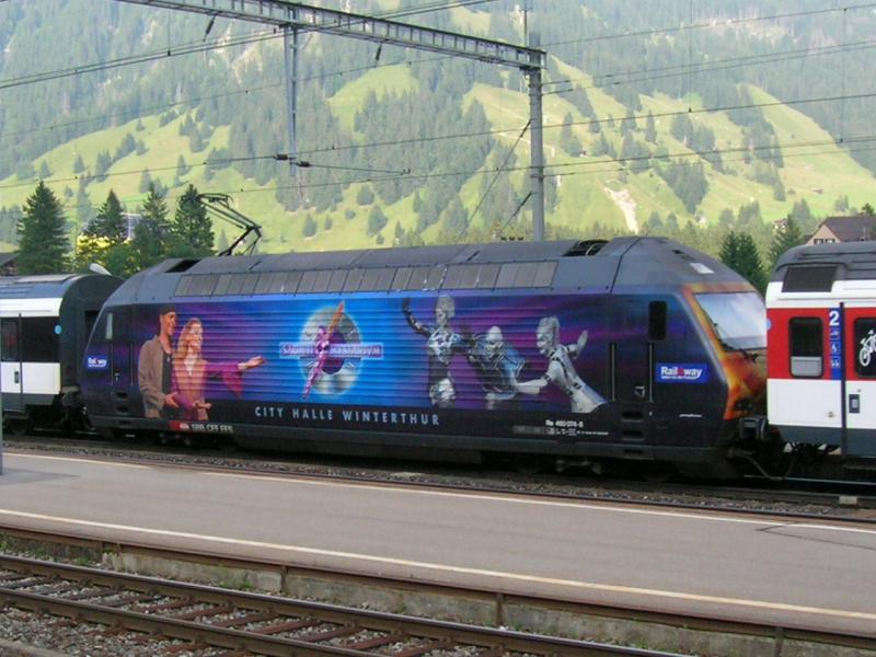 Re 460 mit IC in Kandersteg am 17.8.2005.
Die Lok ist in der Mitte eingereiht.
