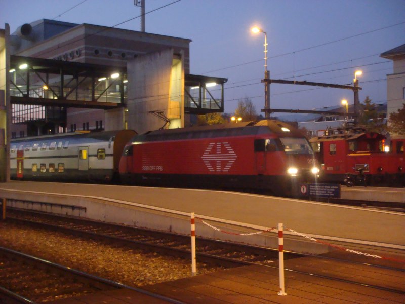 Re 460 mit IC nach Interlaken Ost am 2.11.2007 in Spiez.