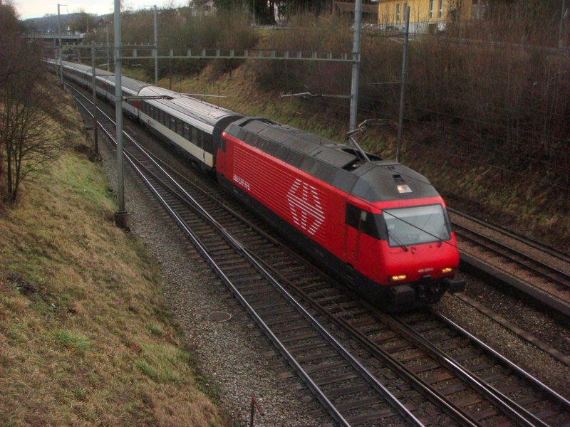 Re 460 mit IC nach Basel SBB bei Liestal am 15.01.2008
