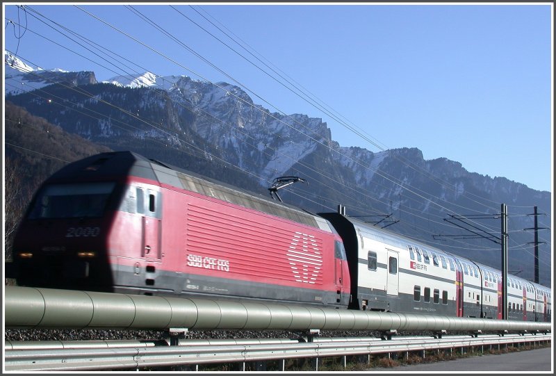 Re 460 mit IC2000 vor der Kulisse des Montalin bei Untervaz. (09.02.2007)