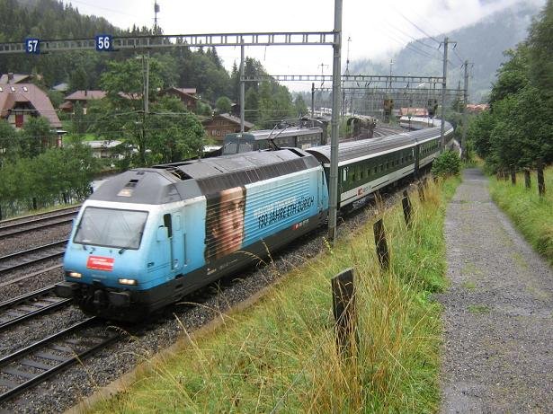 Re 460 mit Intercity nach Brig in Kandersteg - 6 augustus 2006