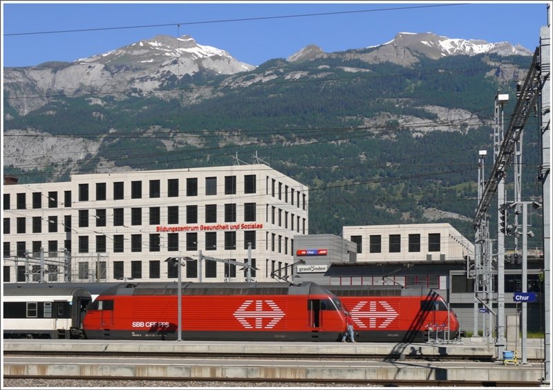 Re 460 o16-9 und 460 039-1 stehen abfahrbereit vor dem Stellwerk Chur. Im Hintergrund Felsberger und Haldensteiner Calanda. (01.06.2009)