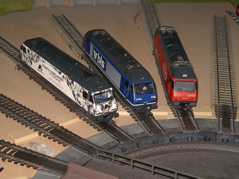 Re 460 Versammlung an der Drescheibe, die Loks von Links nach Rechts: Re 460 118, Re 465 018 und Re 460 046.