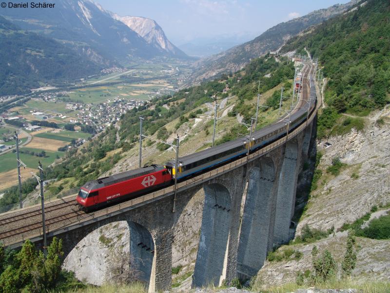 Re 460 zieht am 16.7.05 einem EC Richtung Sden. Hier berquert der Zug das Luogelkin Viadukt auf der BLS Sdrampe. Technische Daten: Lnge = 127m / Hhe ber Talsohle = 51m / Bogenspannweite = 5x 27.1m / Baujahr = 1910 / Ausbau auf Doppelspur = 1982/83