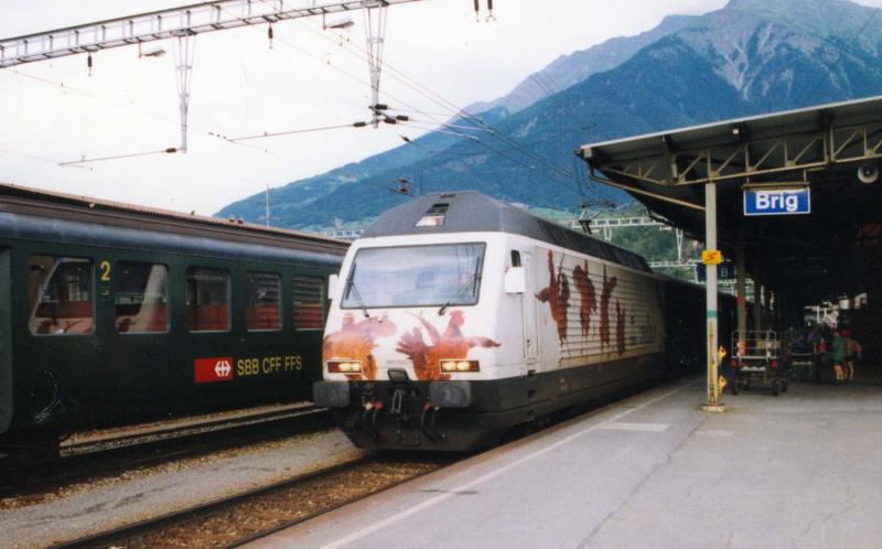 Re 460023 im Bhf Brig August 1996