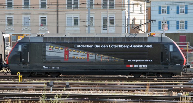 Re 460026 bei der Ausfahrt aus dem Hauptbahnhof Zrich.  29.6.2007