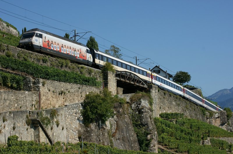 Re 460101-9 mit IR 33531 von Vevey nach Luzern auf der 38 Promillerampe auf der Fahrt nach Chexbres.
(06.09.2009)