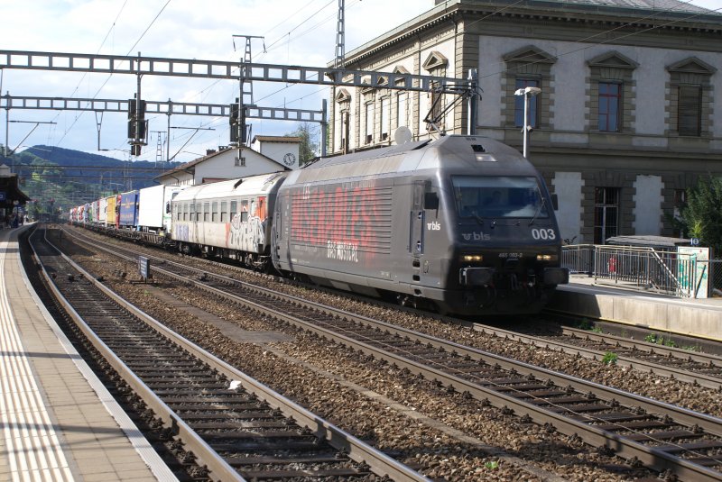 Re 465 003-2 durchfhrt mit einer rollenden Landstrasse am 21.7.08 den Bahnhof Liestal.