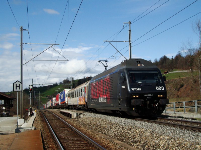 Re 465 003 alleine vor einem HUPAC-Zug bei Mlenen am 10.04.2008. Der Zug wird den schnelleren Weg durchs lange Loch nehmen.