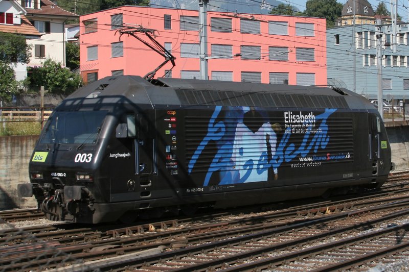 Re 465 003 mit Musical-Werbung im Bhf. Spiez (Aug.2006)