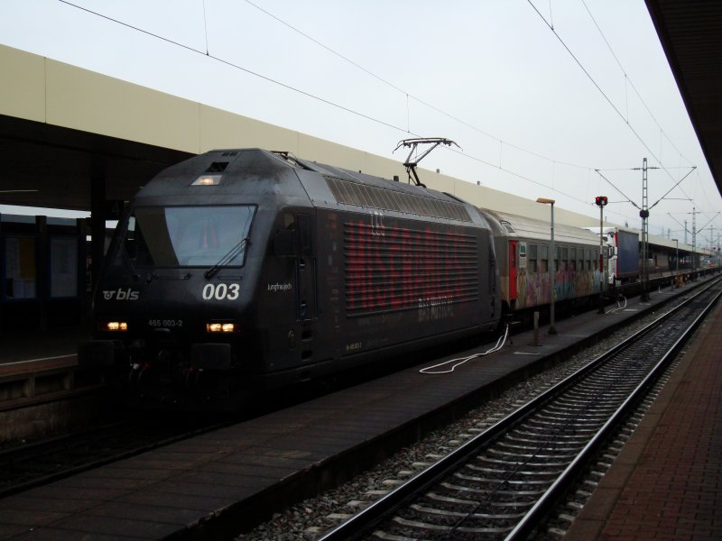 Re 465 003 mit sprlich beladenem Hupac-Zug bei der Durchfahrt in Basel Bad am 17.11.2008