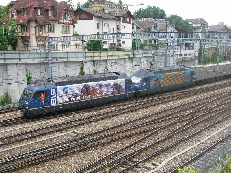 Re 465 004 +008 am 10.8.2006 in Spiez.