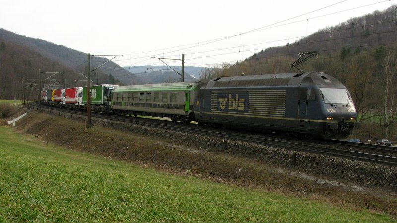 Re 465 005 mit HUPAC-Zug bei Gelterkinden am 14.03.2009