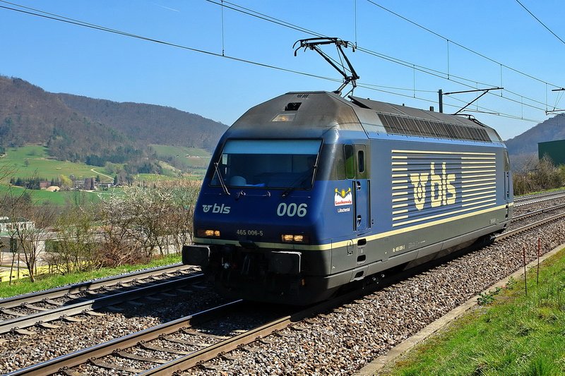Re 465 006-5. Einsam durchquert die BSL-Lok  Ltschental  ein anderes Tal. Hier ist sie im lieblichen Fricktal im Aargau am 2.4.2007 bei bestem Frhlingswetter zu sehen. Wo mag die Fahrt wohl hingehen ?