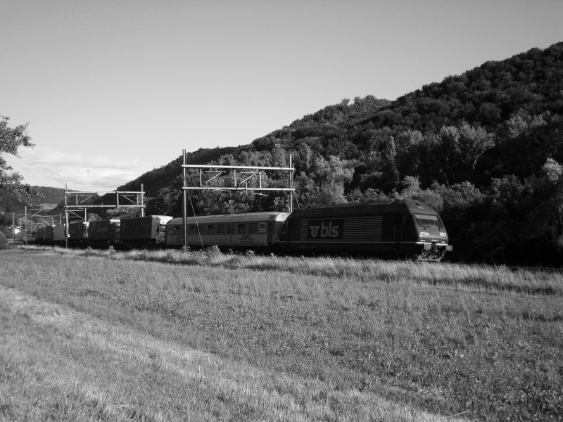 Re 465 007 mit Hupac-Zug nach Norden am 09.07.2008 zwischen Tecknau und Gelterkinden.