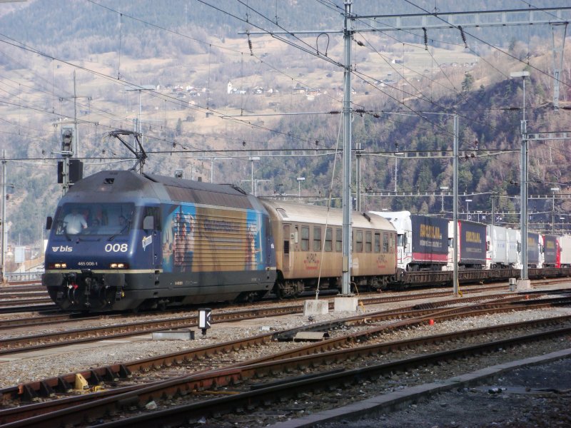 Re 465 008 mit HUPAC-Zug in Brig am 08.03.2008