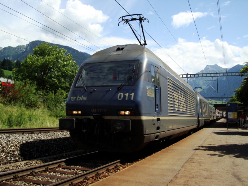 Re 465 011 und -005 fahren mit einem Hupaczug durch Mlligen am 26.07.2008
