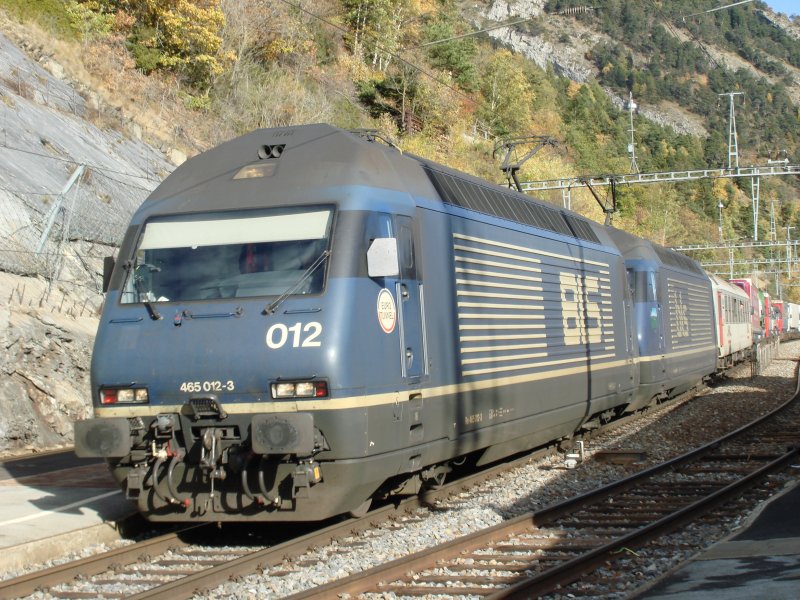 Re 465 012 und -009 mit einem Hupac- Zug am 24.10.2006 in Hohtenn.