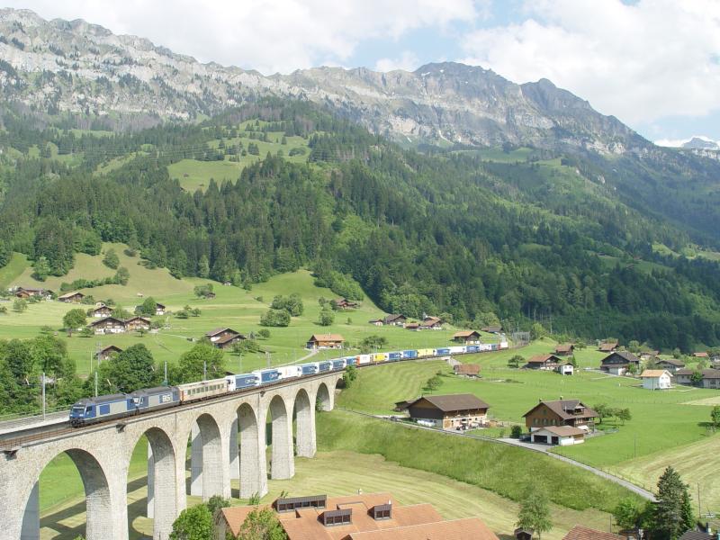 Re 465 015 und Re 465 014 am 11.6.05 auf dem Kanderviadukt in Frutigen. Wenn man sich die Re 465 015 genau ansieht, fllt auf, dass die BLS Aufschrift fehlt und auch die weissen Folien-streifen am falschen Ort aufgeklebt wurden.