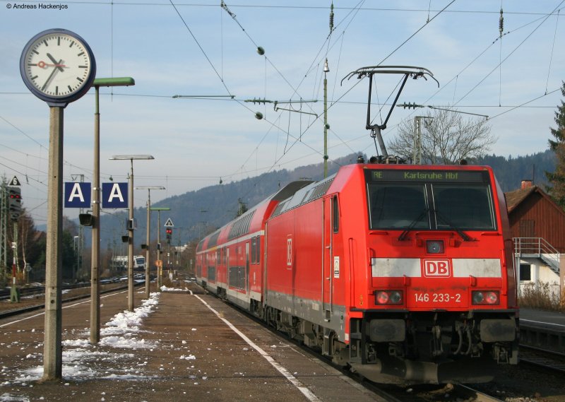RE 4705 nach Karlsruhe mit Schublok 146 233-2  Donaueschingen  bei der Abfahrt Hausach 29.11.08